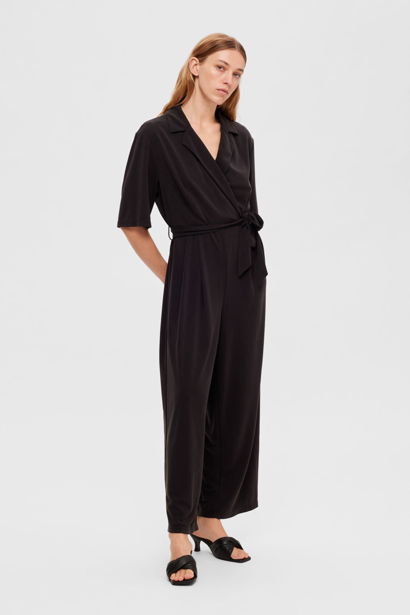 Macac o de manga curta confecionado com Tencel. Vestidos de