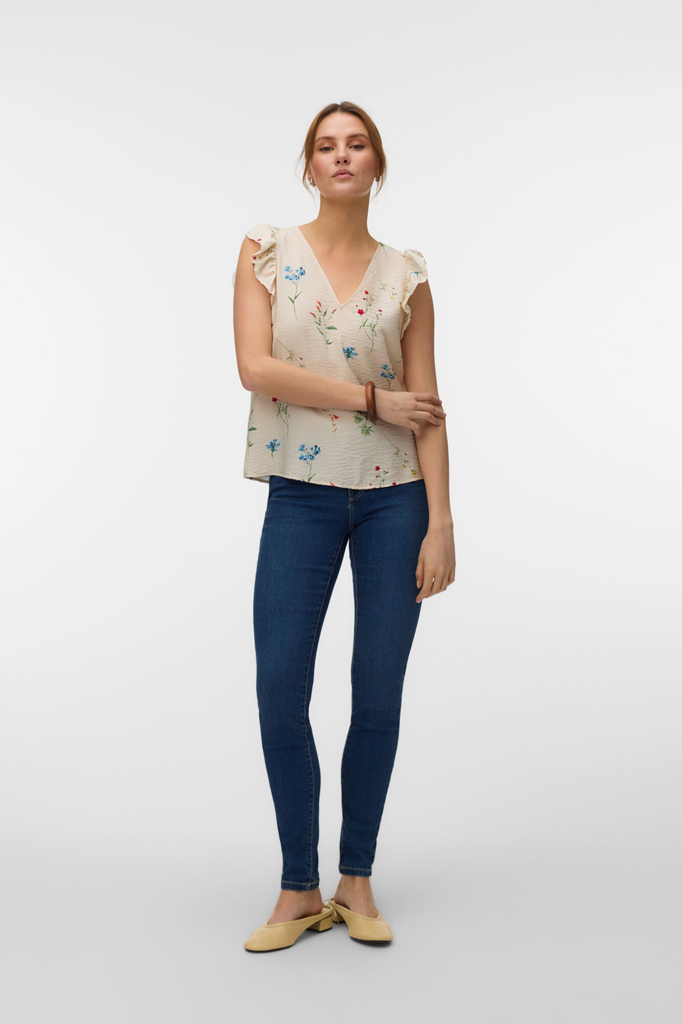 Vero Moda Blusa con volantes en mangas con escote