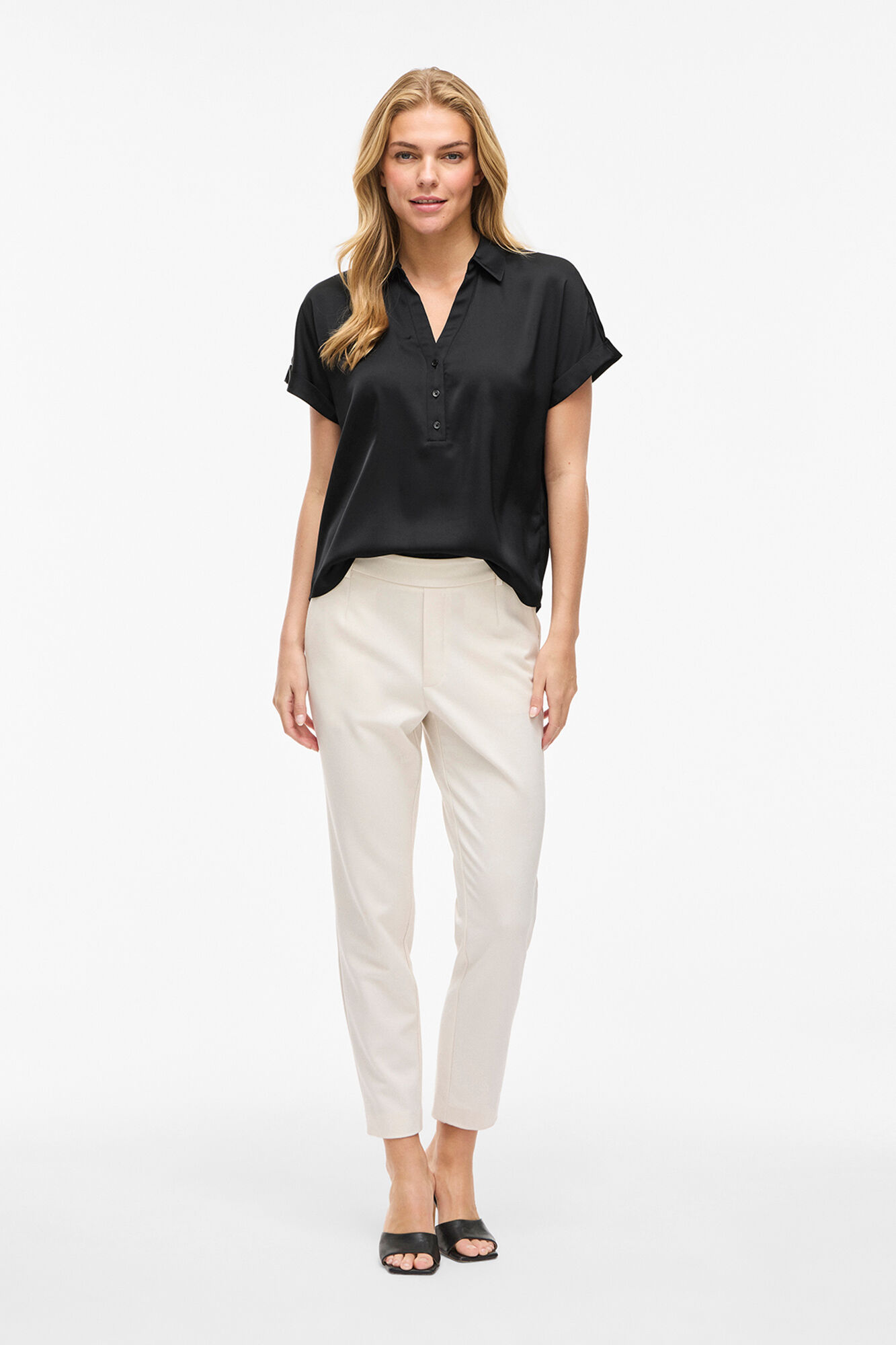 Vila Blusa acetinada de manga curta