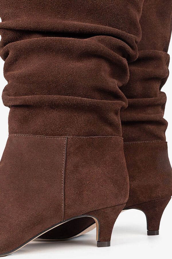 Popa Botas feminina de camurça Nirvana Castanho