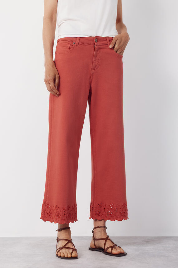 Jeans bajo bordado