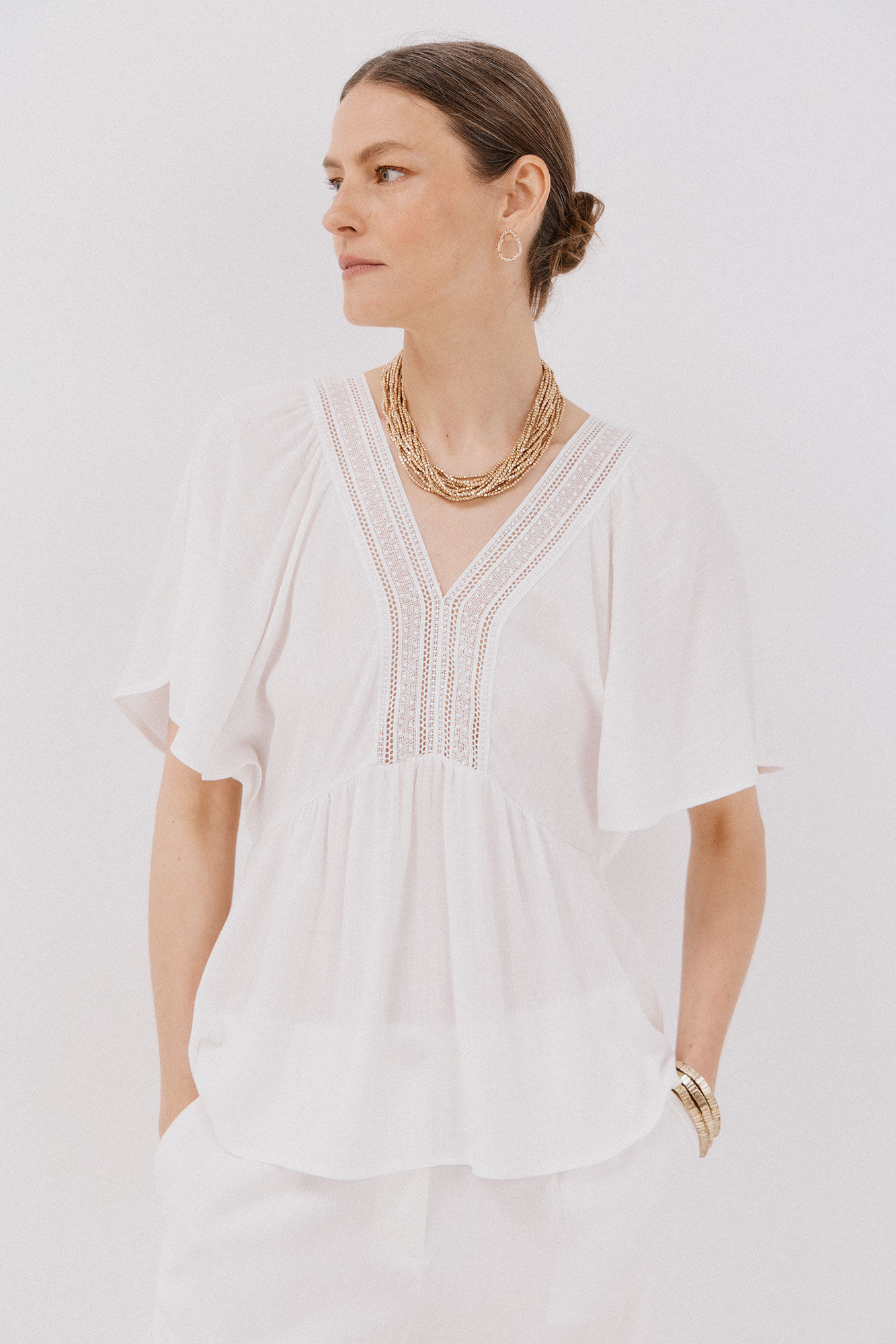 Cortefiel decote com bico em V