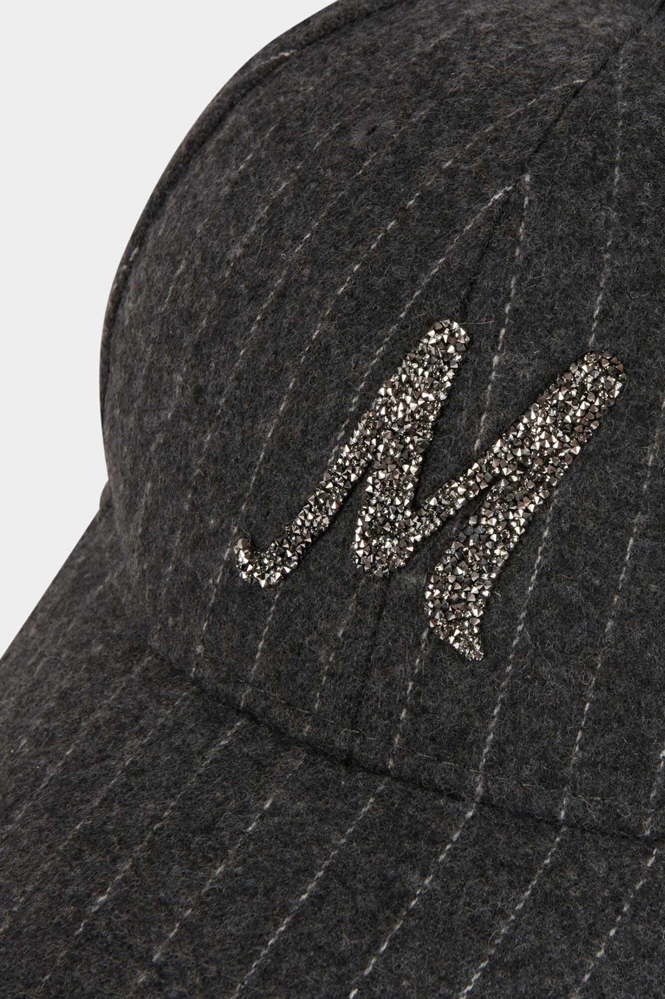 Morgan Bon&eacute; riscas com M e strass