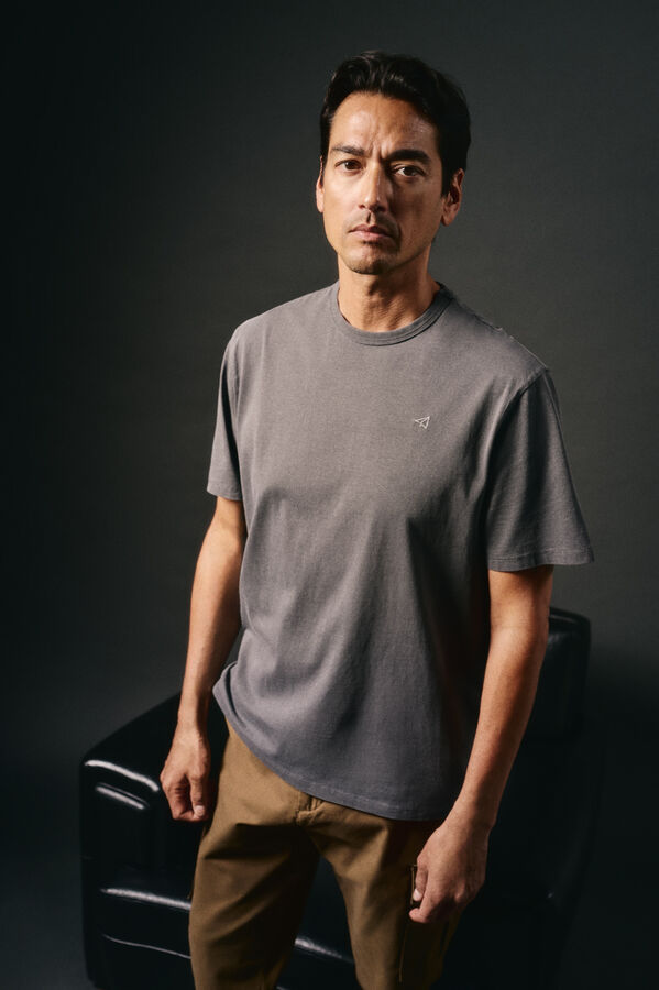 OOTO Camiseta básica com bordado de avião Cinzento