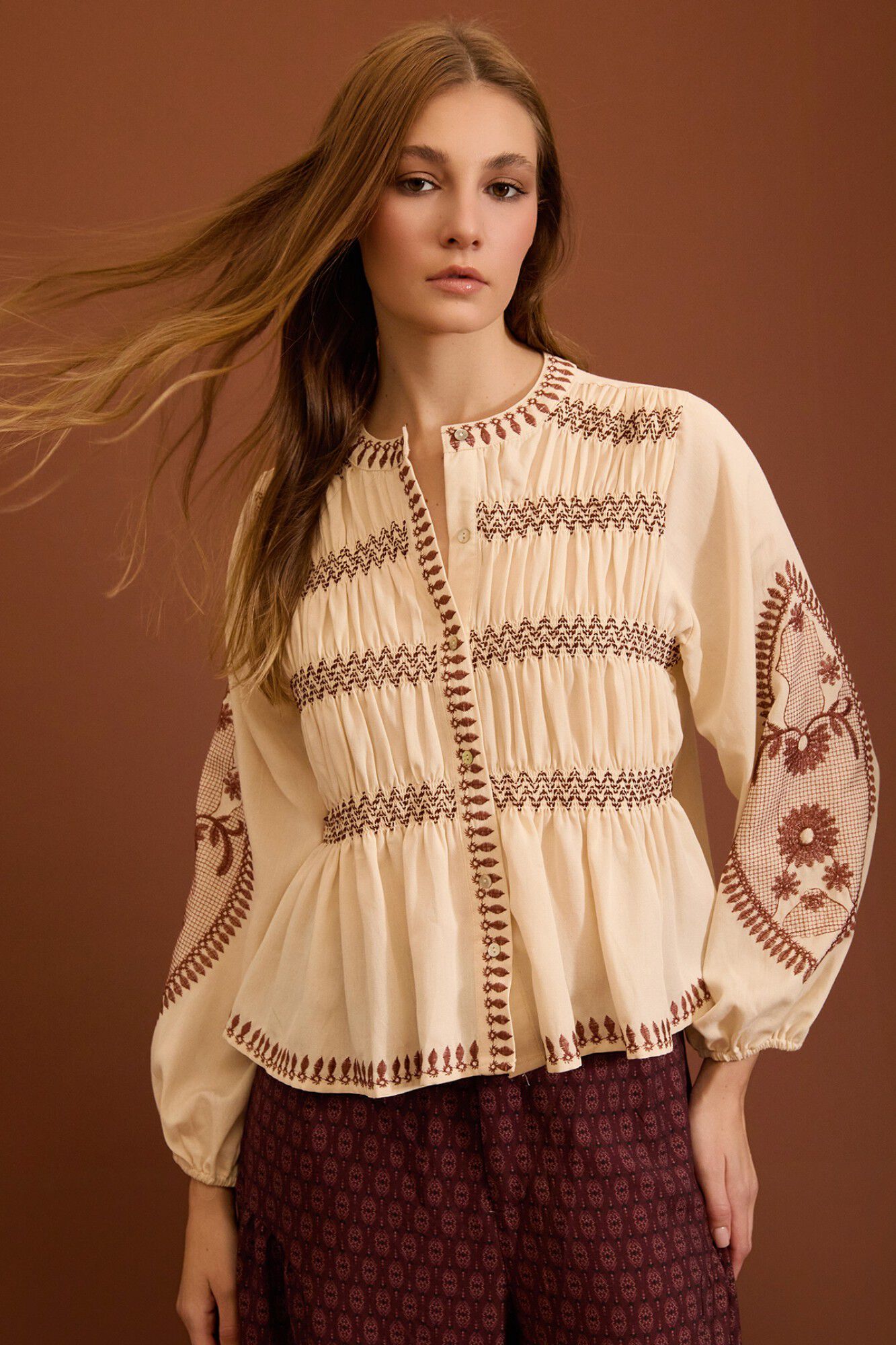 Meisie Blusa bordada com folhos