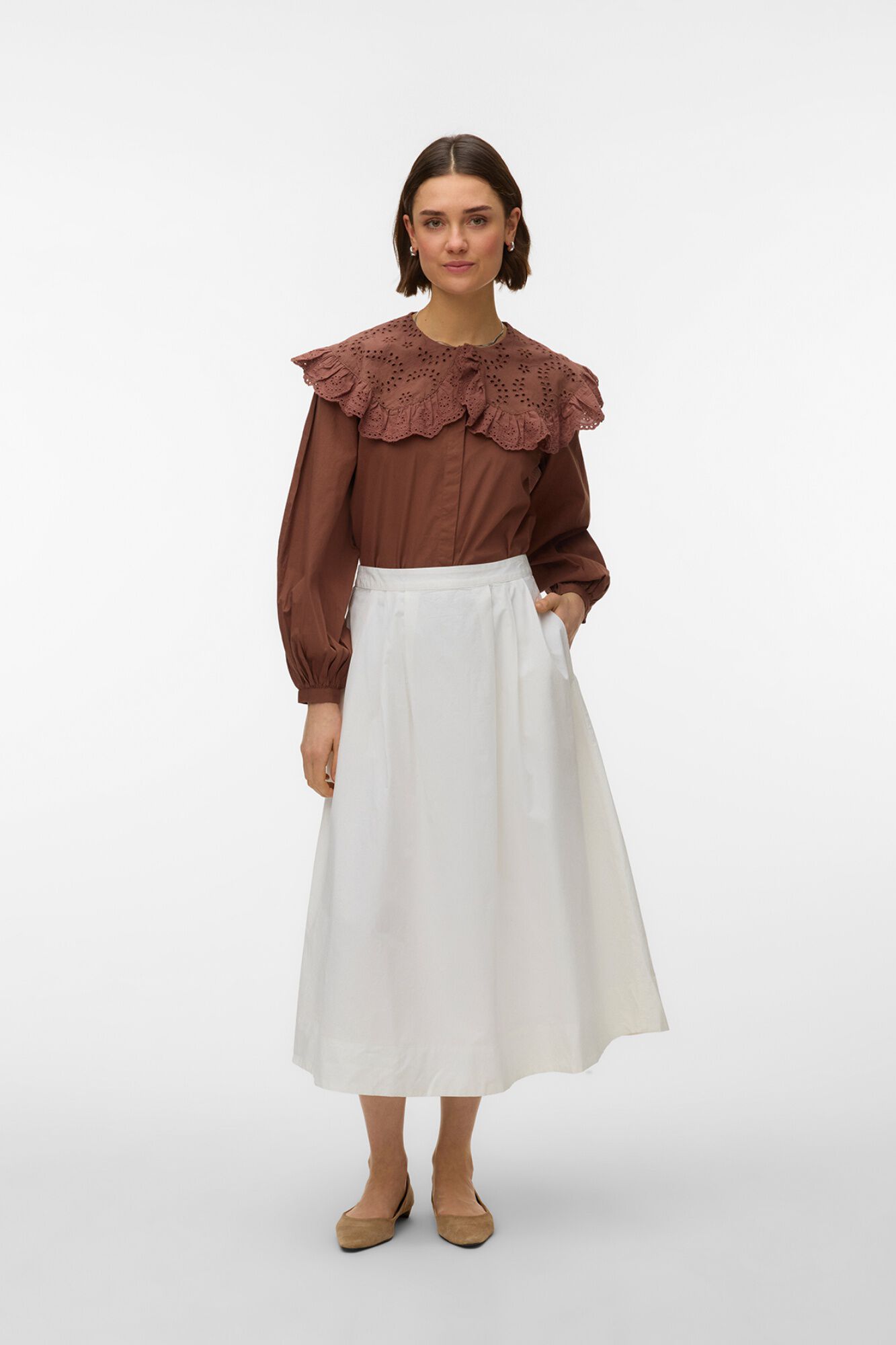 Vero Moda Blusa con cuello bordado y volante