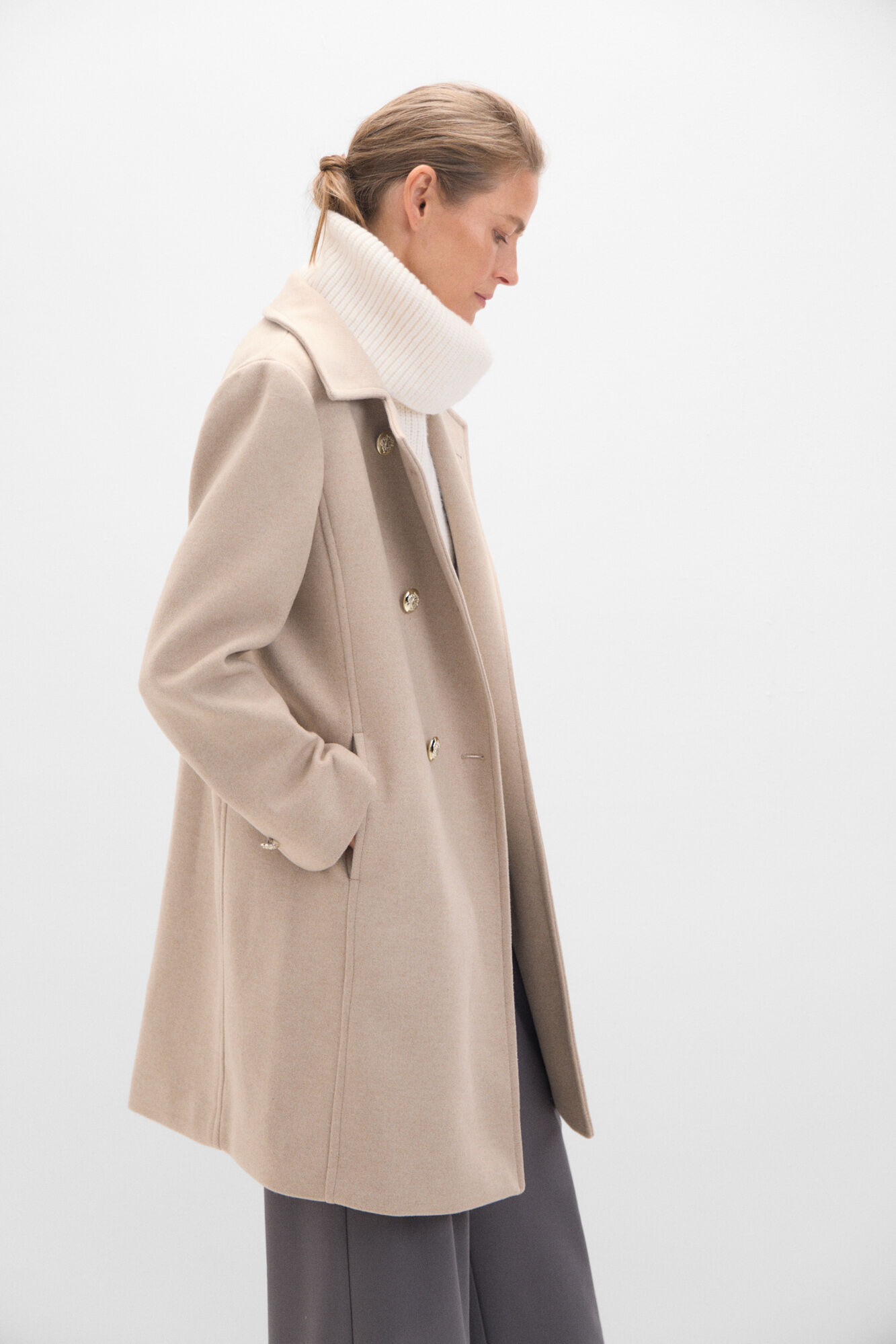 Double breasted military coat Women s coats and parkas Cortefiel