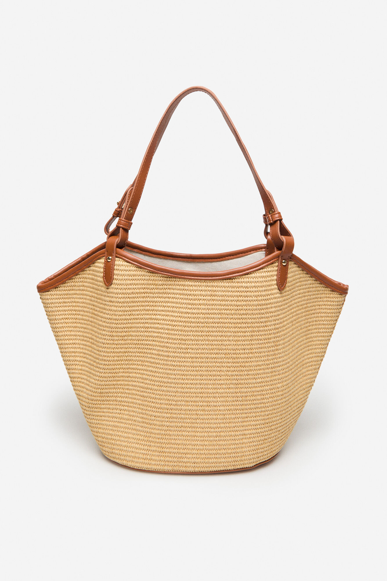 8 bolsos de rafia de Cortefiel que las mujeres de 50 eligen tanto para ir a la playa como para una boda