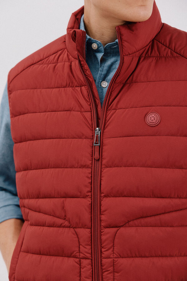 Cortefiel Ultra-light quilted gilet Maroon