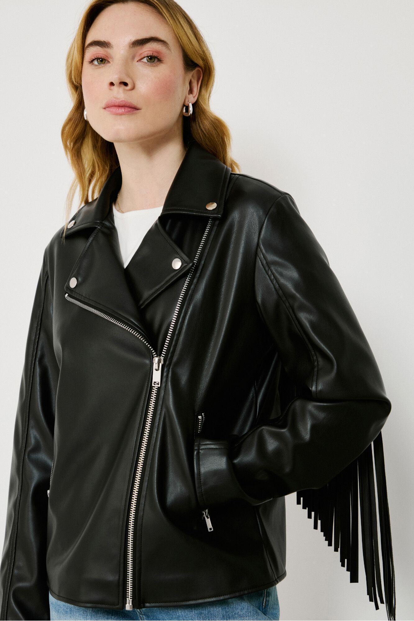 Vila Blus&atilde;o de motociclista de couro sint&eacute;tico com franjas