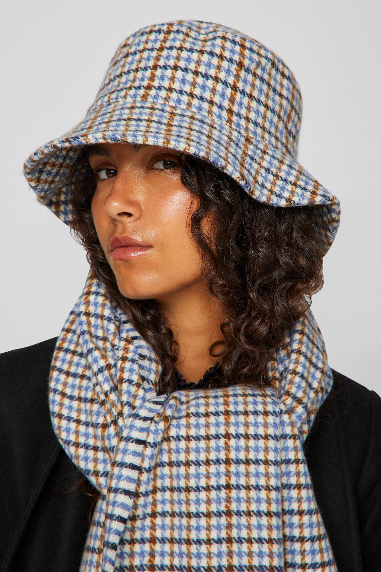 Cortefiel Gorro bucket estampado