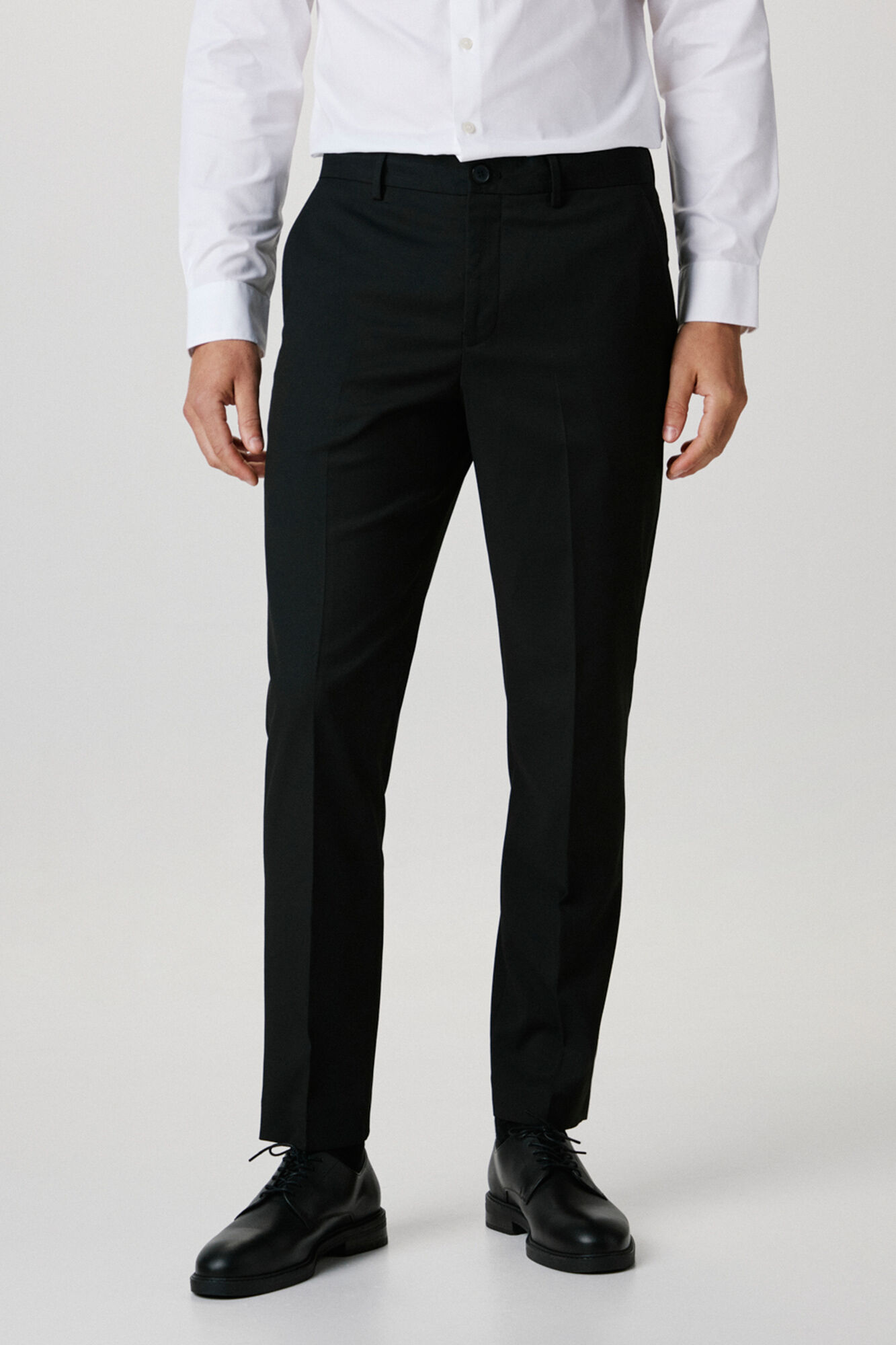 Selected Cal&ccedil;as de fato Slim Fit confecionadas com materiais reciclados. 