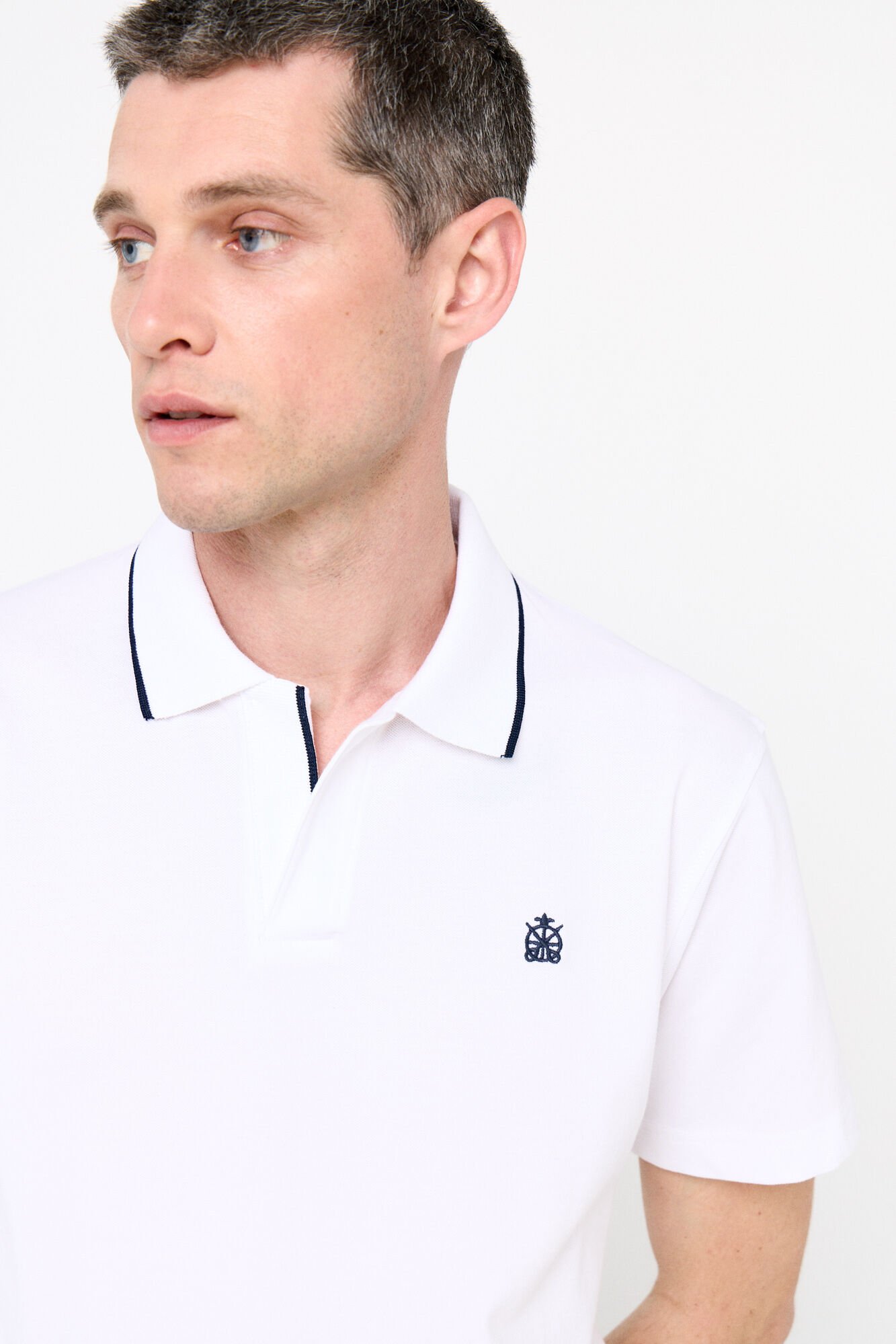 Polo de cuello abierto con contrastes Polos de hombre Cortefiel