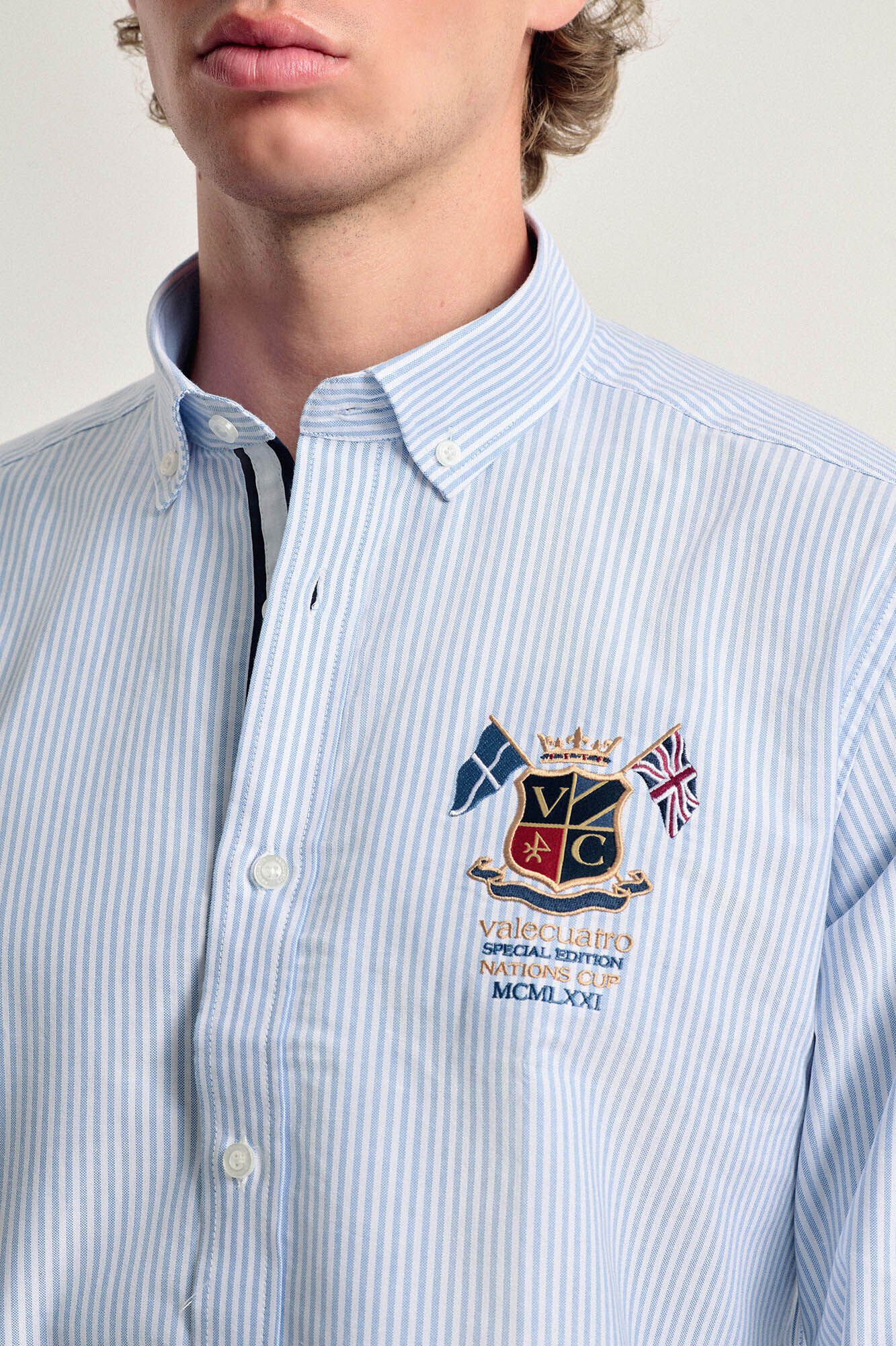 Valecuatro Camisa hombre Valecuatro celeste modelo banderas