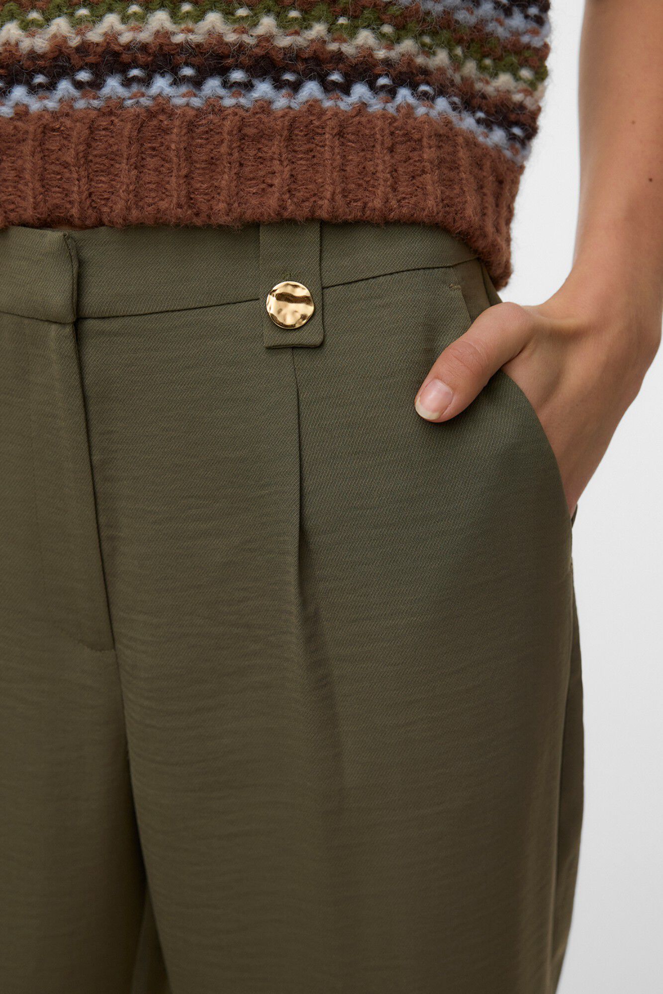 Vero Moda Cal&ccedil;a com pin&ccedil;as e bot&atilde;o dourado