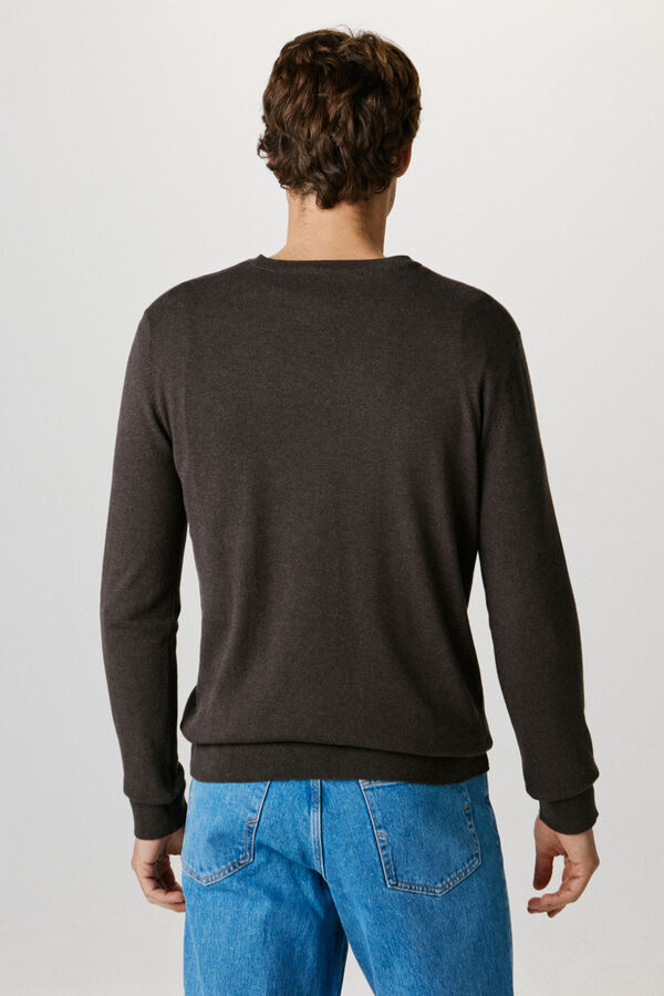 Selected Camisola com gola em V confecionada em algodão orgânico. Corte Regular Fit. Castanho