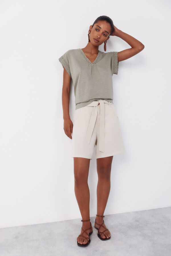 Cortefiel Camiseta de tecido texturizado com detalhes. Verde