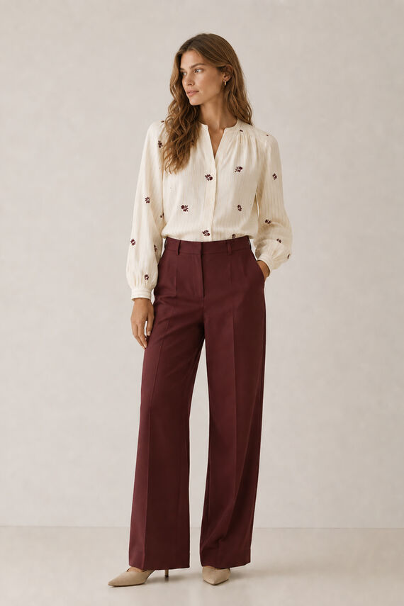 Blusa fluida con bordados florales