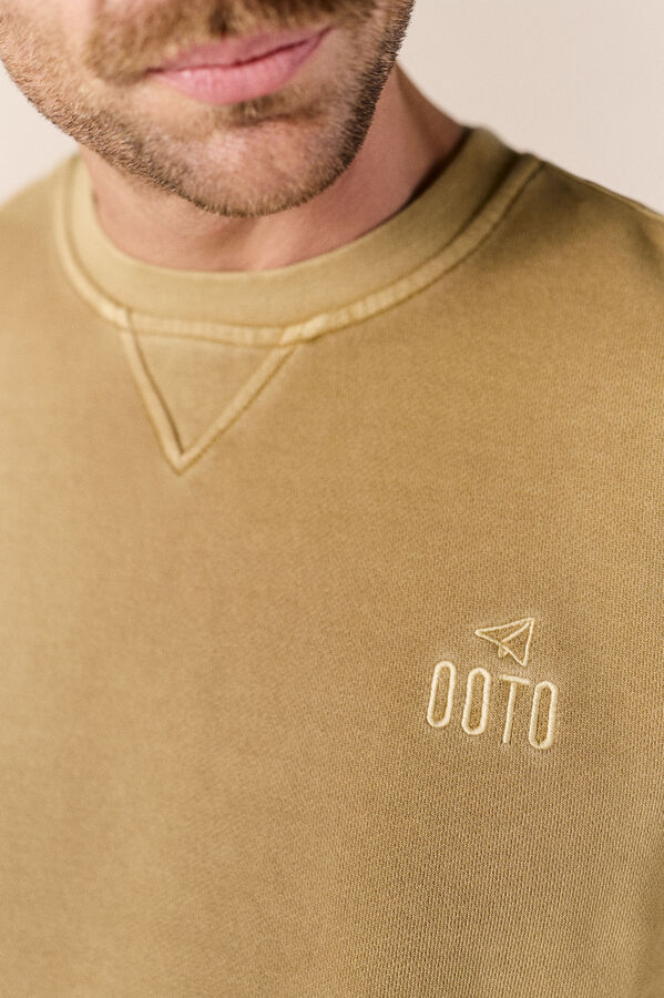 OOTO Sweatshirt b&aacute;sica lavada gola redonda Castanho