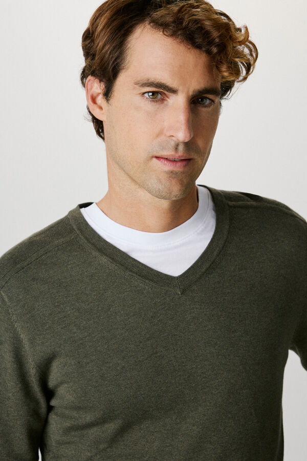 Selected Camisola com gola em V confecionada em algod&atilde;o org&acirc;nico. Corte Regular Fit. Verde
