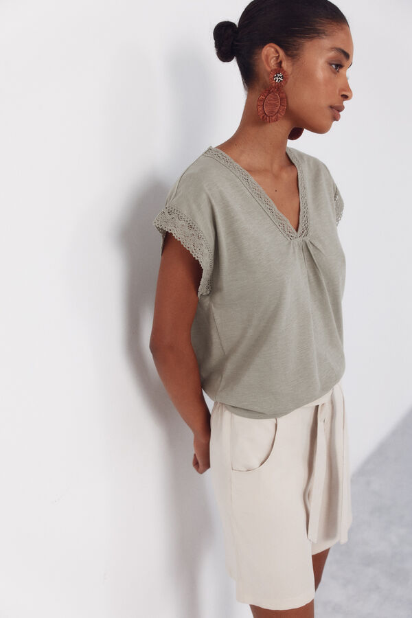 Cortefiel Camiseta de tecido texturizado com detalhes. Verde