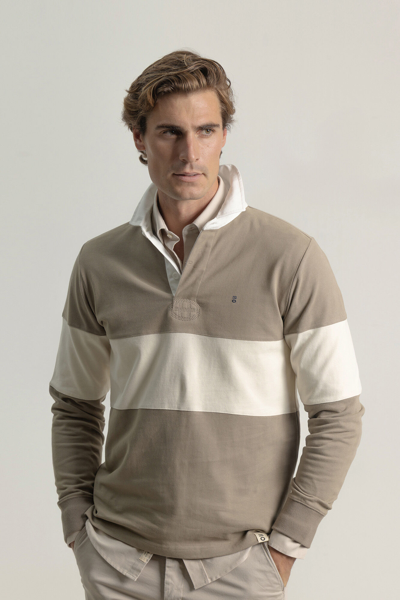 PuroEGO Polo com listras largas contrastantes em pedra