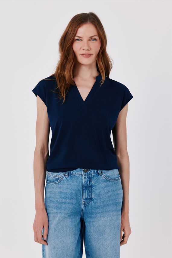 Camiseta básica cuello mao desmentido