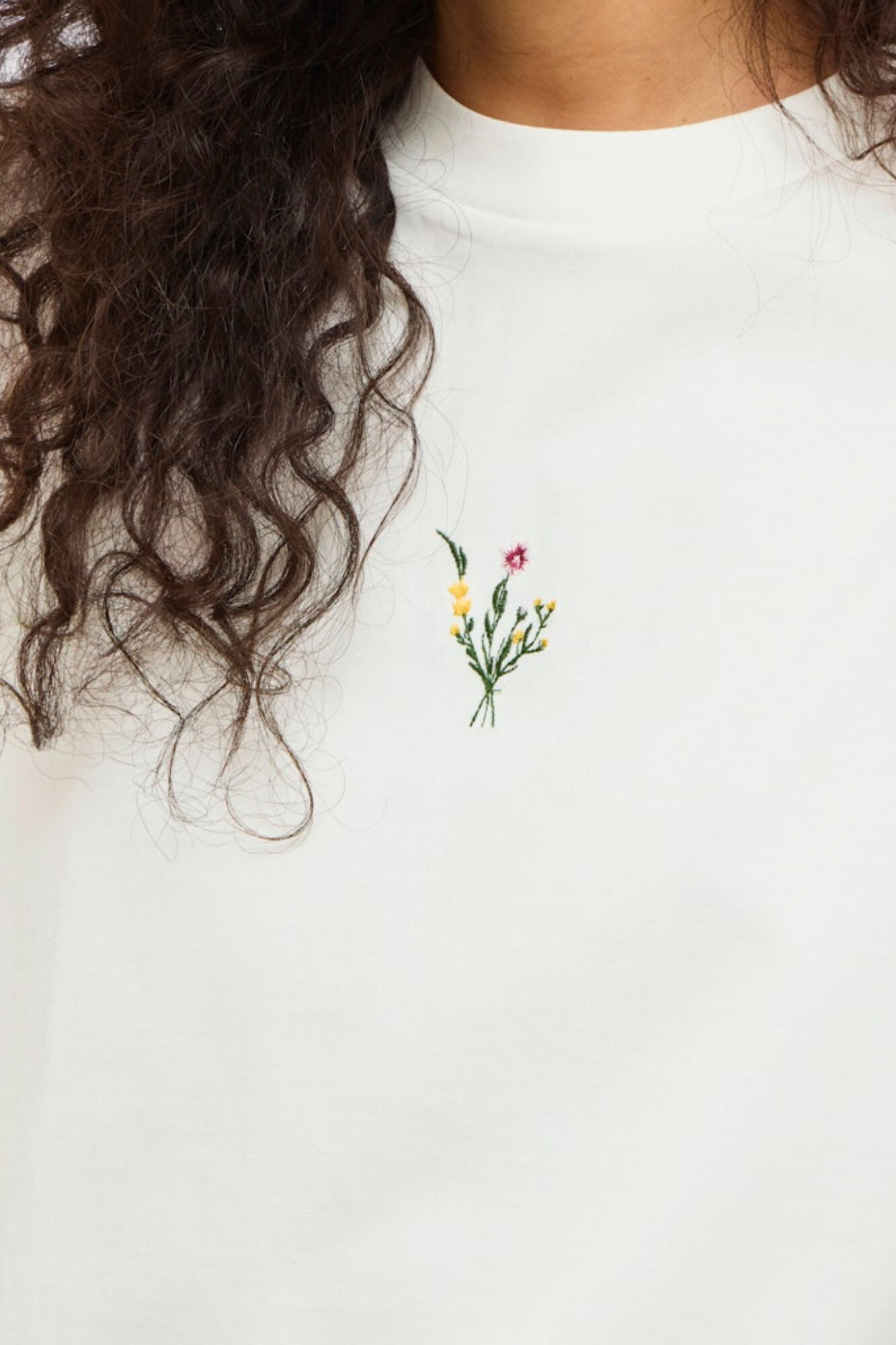 Vila T-shirt de manga curta em algod&atilde;o org&acirc;nico com bordados