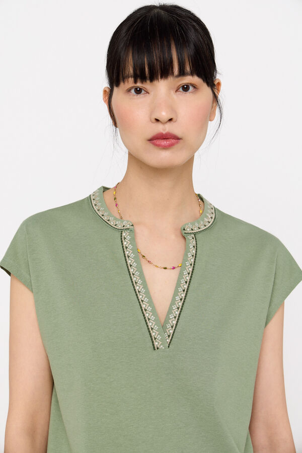 Cortefiel Embroidered T-shirt with mandarin collar Kaki