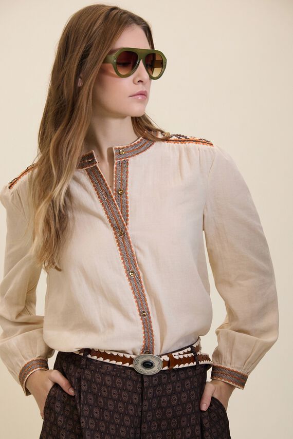 Blusa con detalles bordados