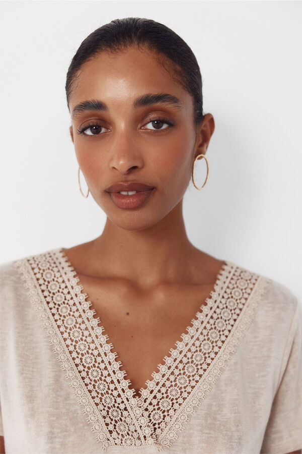 Cortefiel V t-shirt with trim Beige