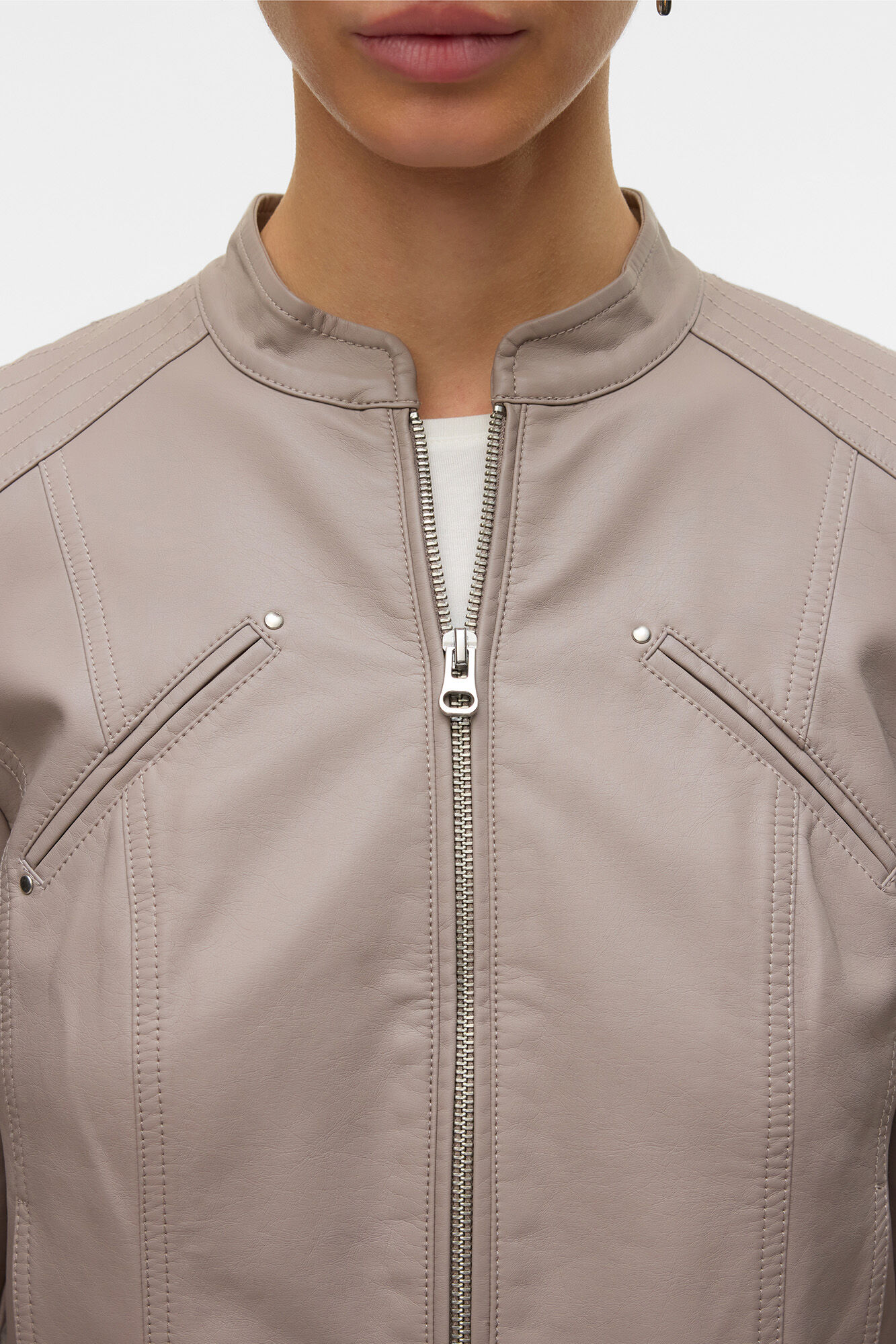 Vero Moda Blus&atilde;o gola Perkins efeito pele