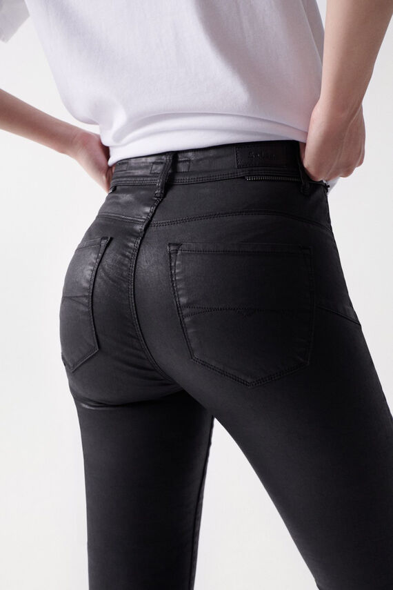 Vaqueros faith push in cropped con efecto coating