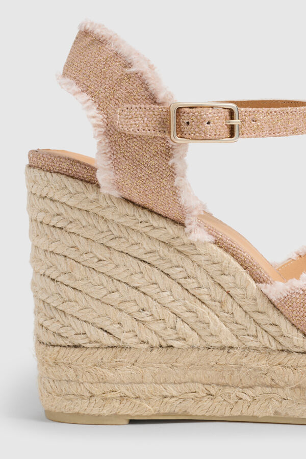 Casta&ntilde;er Sand&aacute;lia de cunha Bromelia linho Subiu