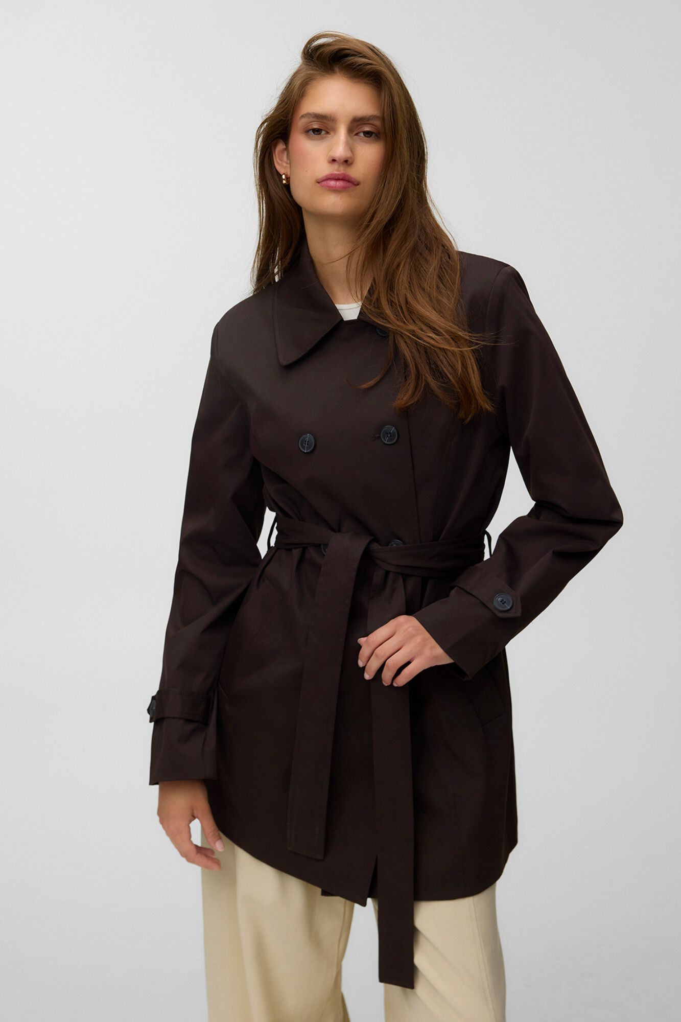 Vero Moda Gabardina corta cruzada con cintur&oacute;n