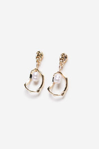 Cortefiel Hammered earrings with pearl Gold