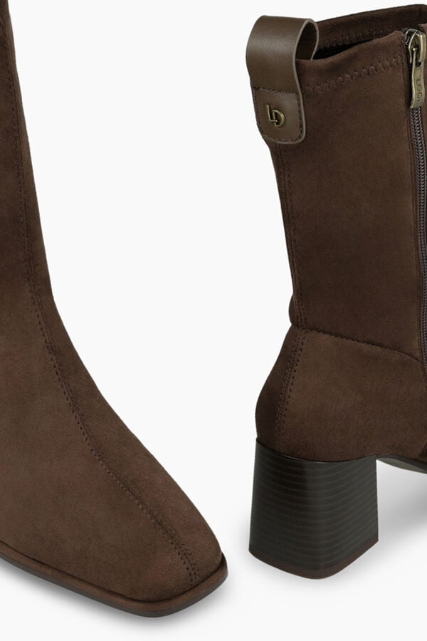 Lodi Botins com efeito couro el&aacute;stico e salto Castanho