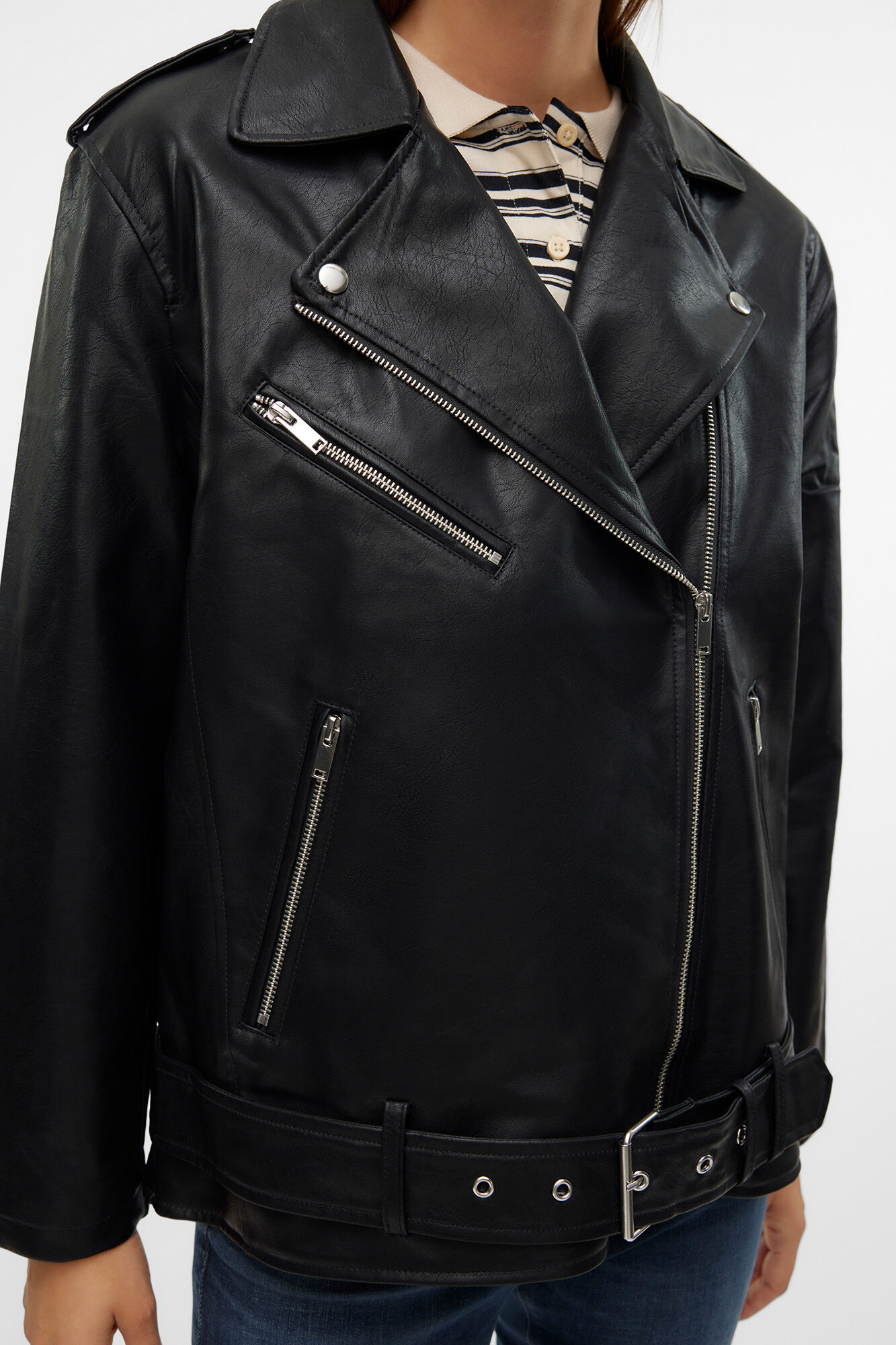 Vero Moda Blus&atilde;o biker efeito pele 