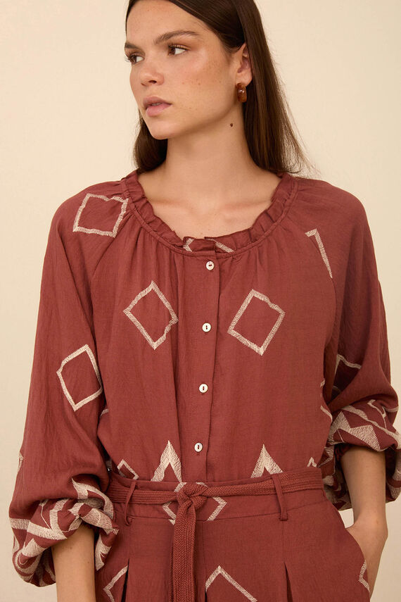 Blusa con bordado a contraste