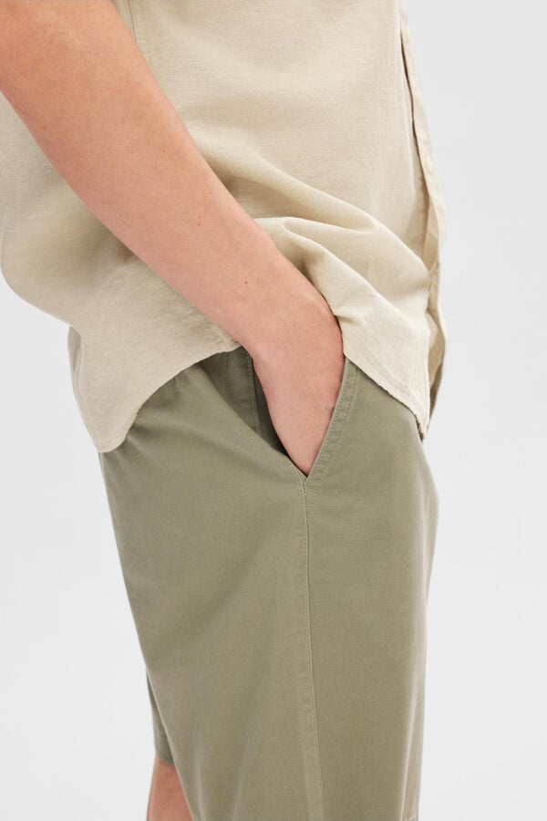 Cortefiel Pantalón chino corto confeccionado con algodón orgánico. Verde