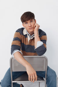 Cortefiel <br>-Regular fit<br>-Tejido de single jersey de rayas<br>-Cuello a contraste y tapeta con botones<br>-Al comprar nuestros productos de algodón estás apoyando nuestra inversión en la iniciativa Better Cotton. Este producto se ha obtenido mediante un sist