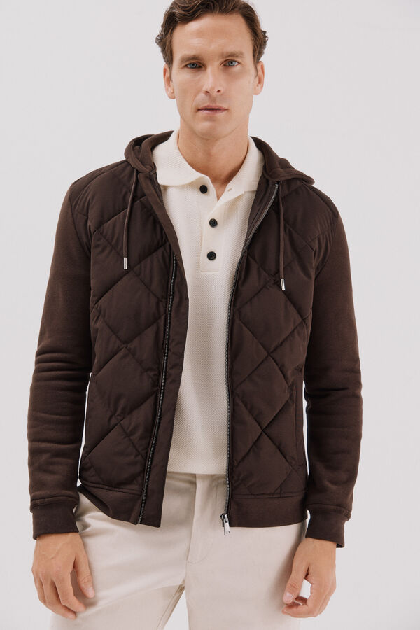 Cortefiel <br>-Regular fit<br>-Tejido felpa combinado con tejido técnico <br>-cierre frontal con cremallera, capucha y bolsillos laterales<br>-Al comprar nuestros productos de algodón estás apoyando nuestra inversión en la iniciativa Better Cotton. Este producto Dark brown