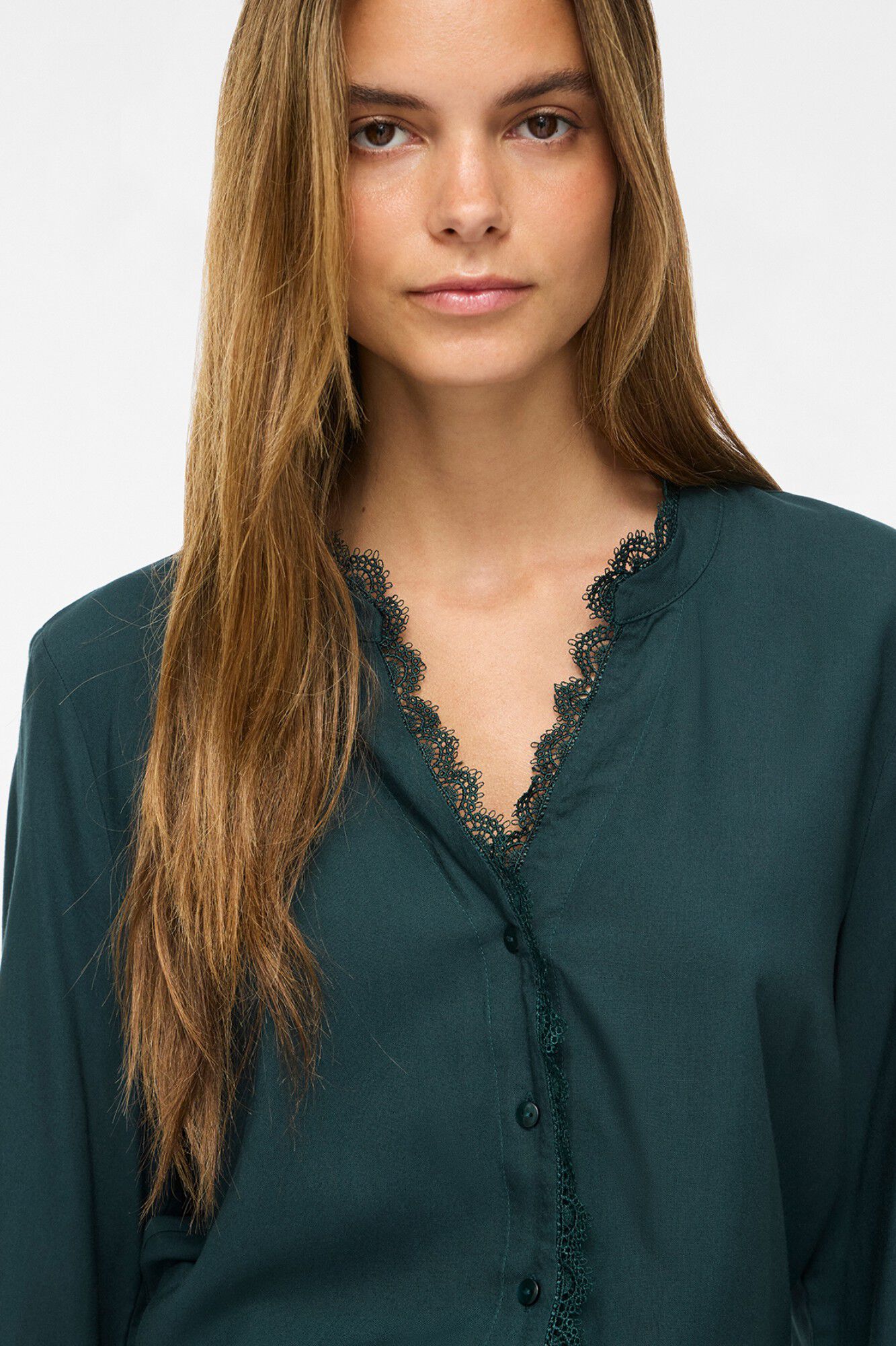 Vila Blusa de renda com decote em bico