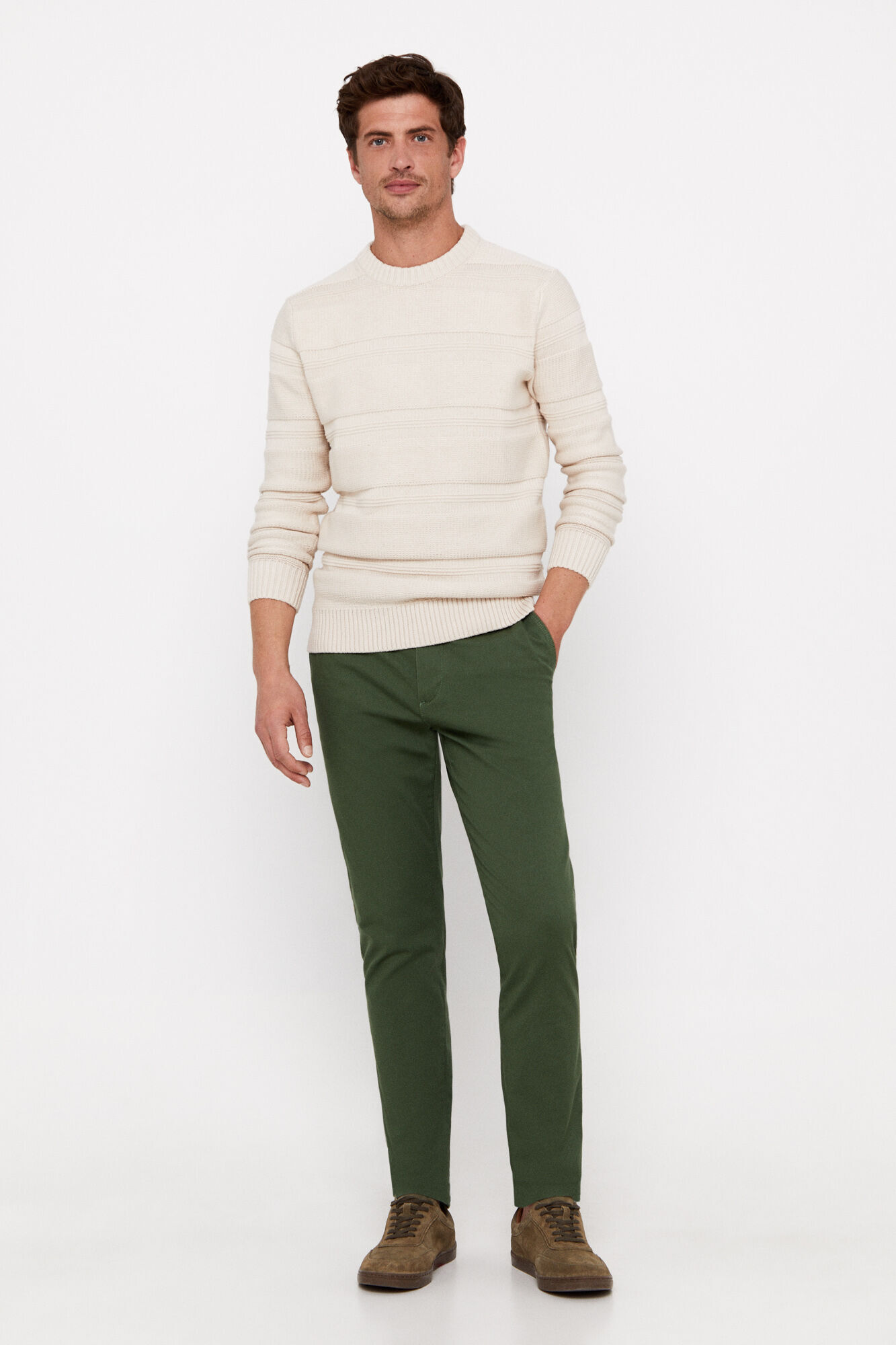 Pantal n chino ligero slim fit Pantalones de hombre Cortefiel