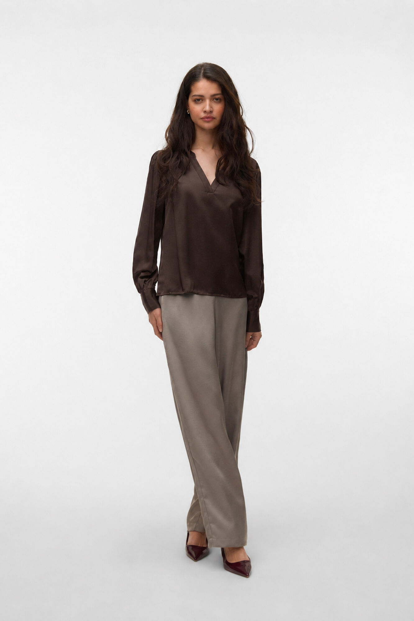 Vero Moda Blusa acetinada com bot&otilde;es dourados