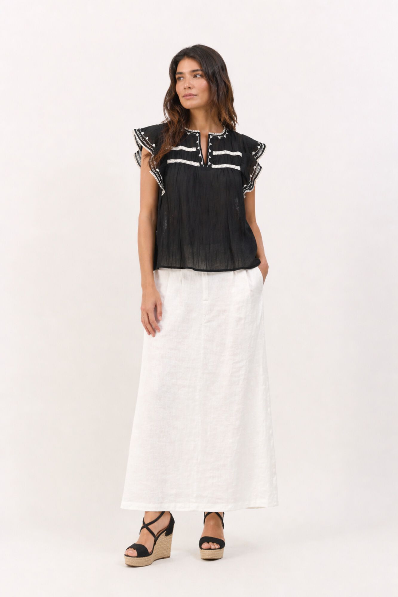 Vila Blusa com bordados em algod&atilde;o org&acirc;nico