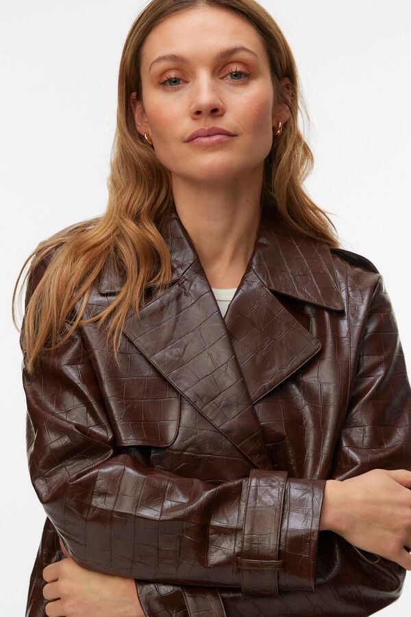 Vero Moda Blus&atilde;o curto efeito pele de crocodilo Castanho