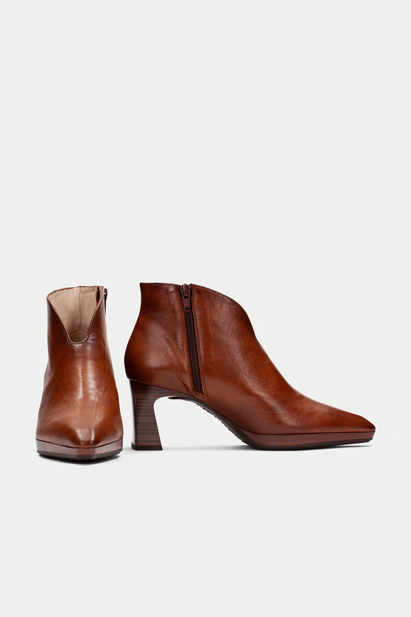 Hispanitas Ankara pointed toe cut vamp boot Brown