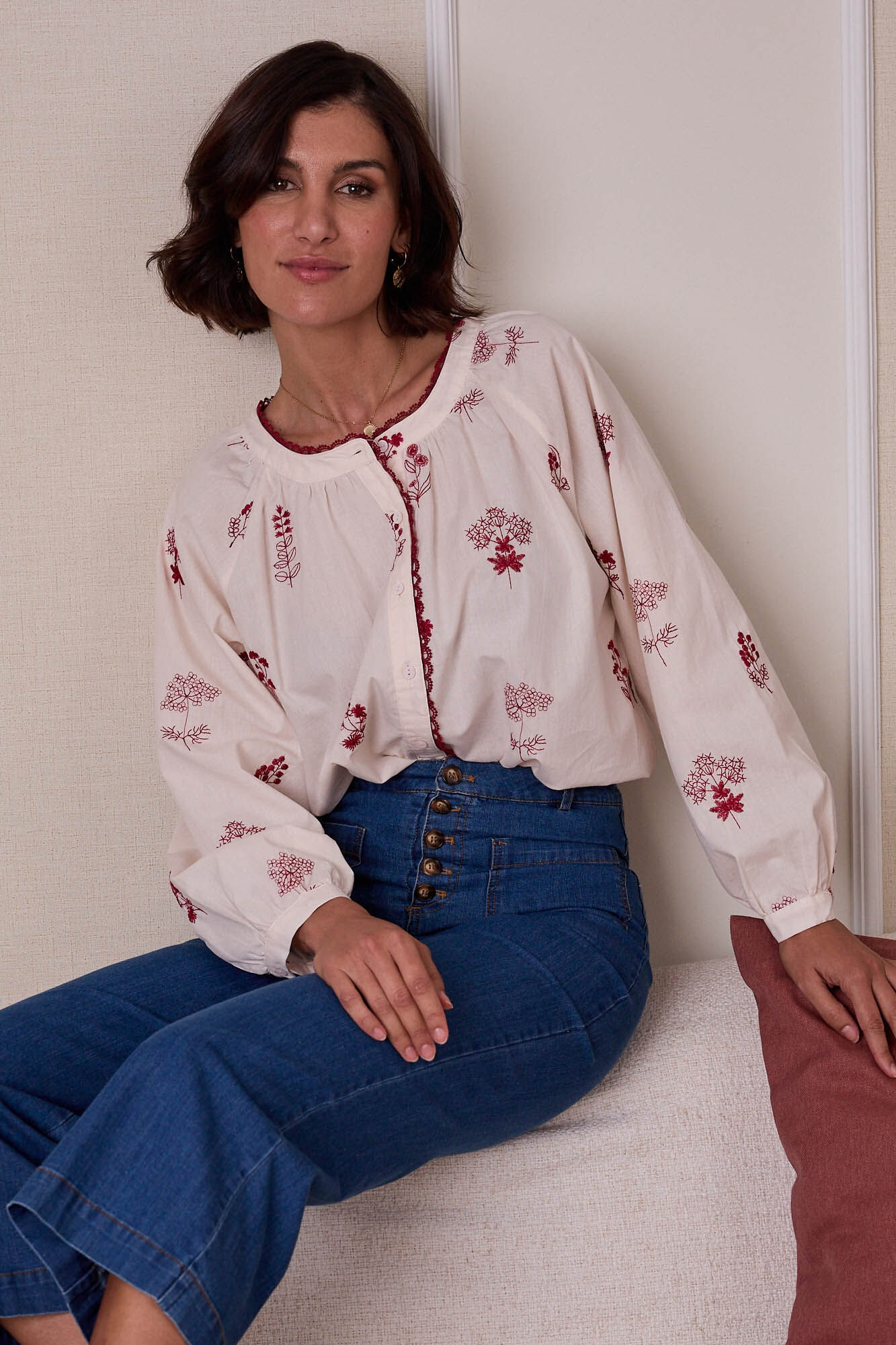 Blusa de manga larga con bordado floral Blusas de mujer Cortefiel