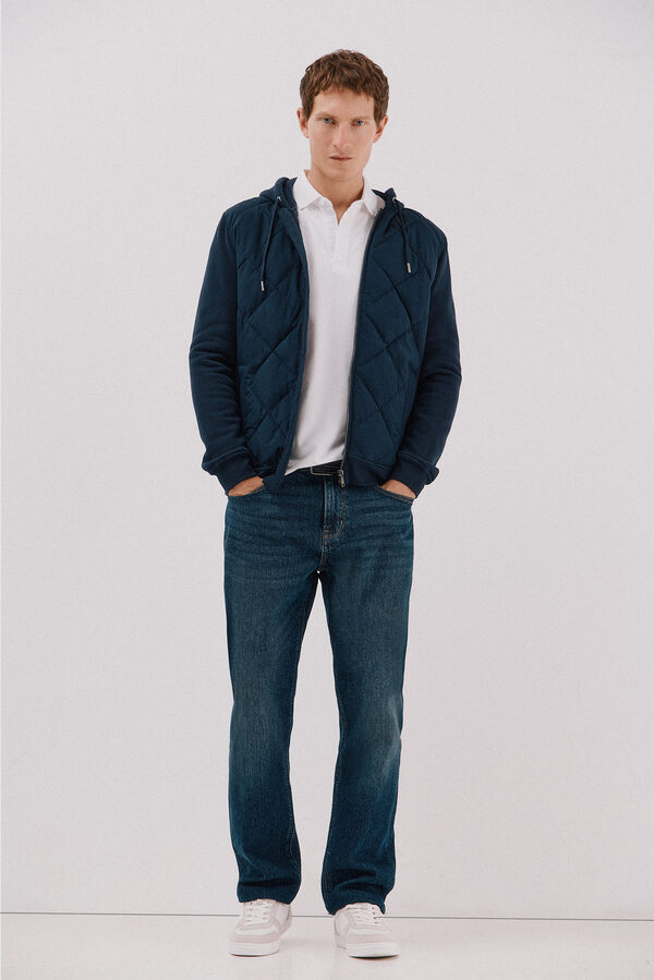 Cortefiel <br>-Regular fit<br>-Tejido felpa combinado con tejido técnico <br>-cierre frontal con cremallera, capucha y bolsillos laterales<br>-Al comprar nuestros productos de algodón estás apoyando nuestra inversión en la iniciativa Better Cotton. Este producto Navy